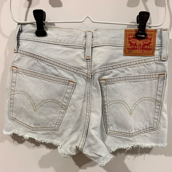 🌸 Levi's Light Wash Denim Shorts - W25 🌸 - Picture 2 of 6